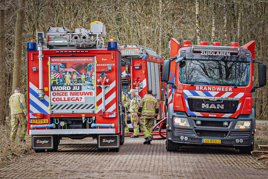 Brandweerwagens komen bijvullen na inzet